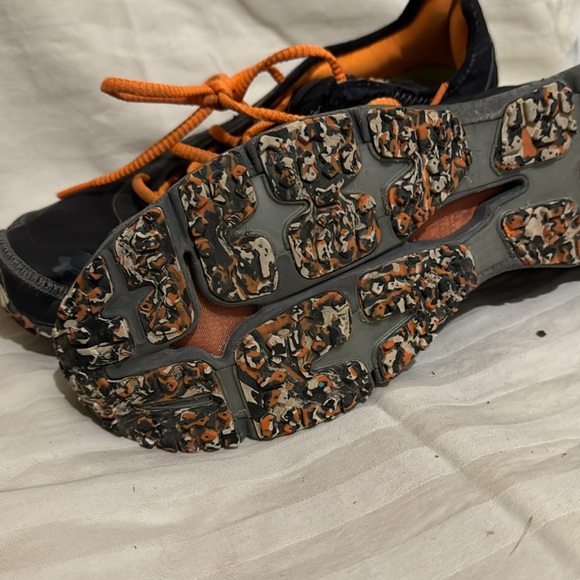 Size 9.5 Orange Under Armour shoes - Picture 2 of 3